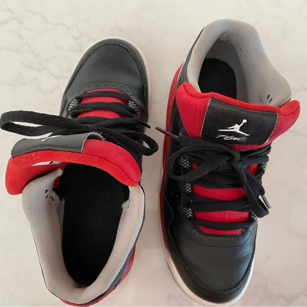 Nike Air Jordan Flight youth size 4.5. NO creases! Used. In excellent condition
